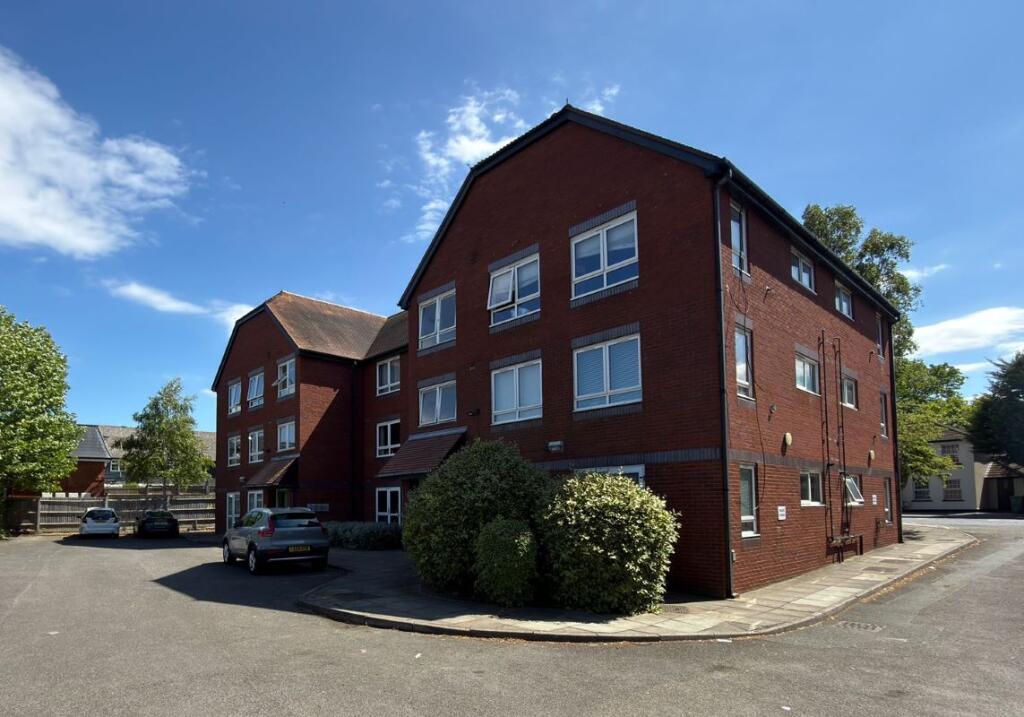 Main image of property: Flat 3 Eleanor House, 89 East Street, Epsom, Surrey, KT17 1DT