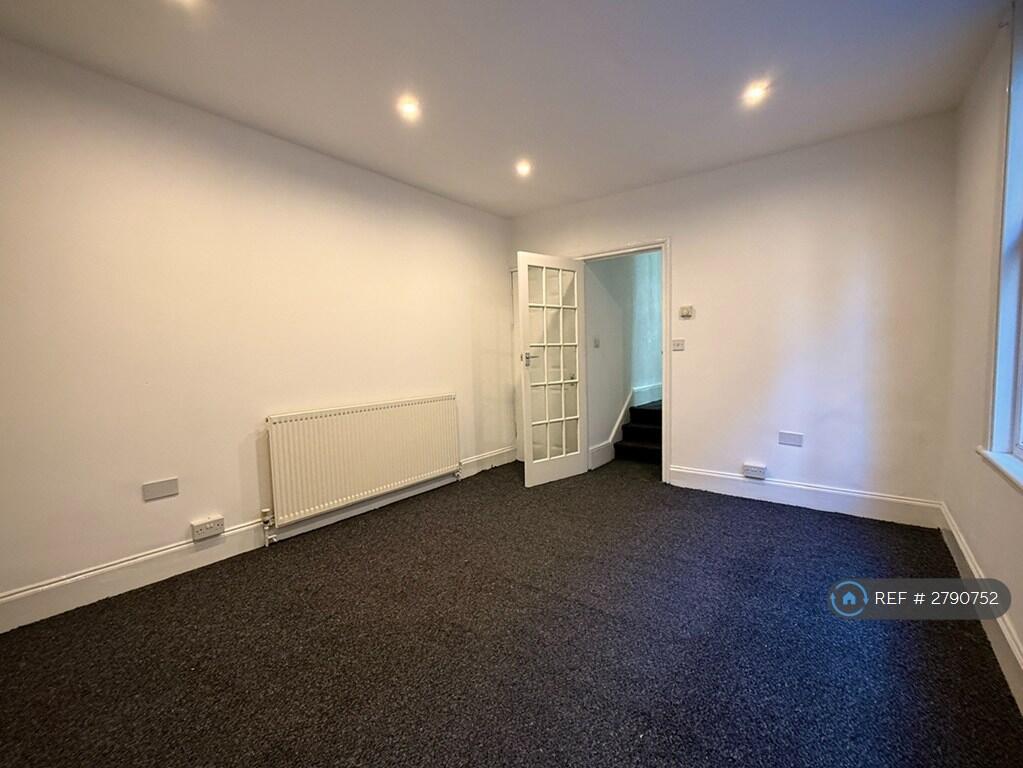 Apartment in Southend-on-Sea - View 5