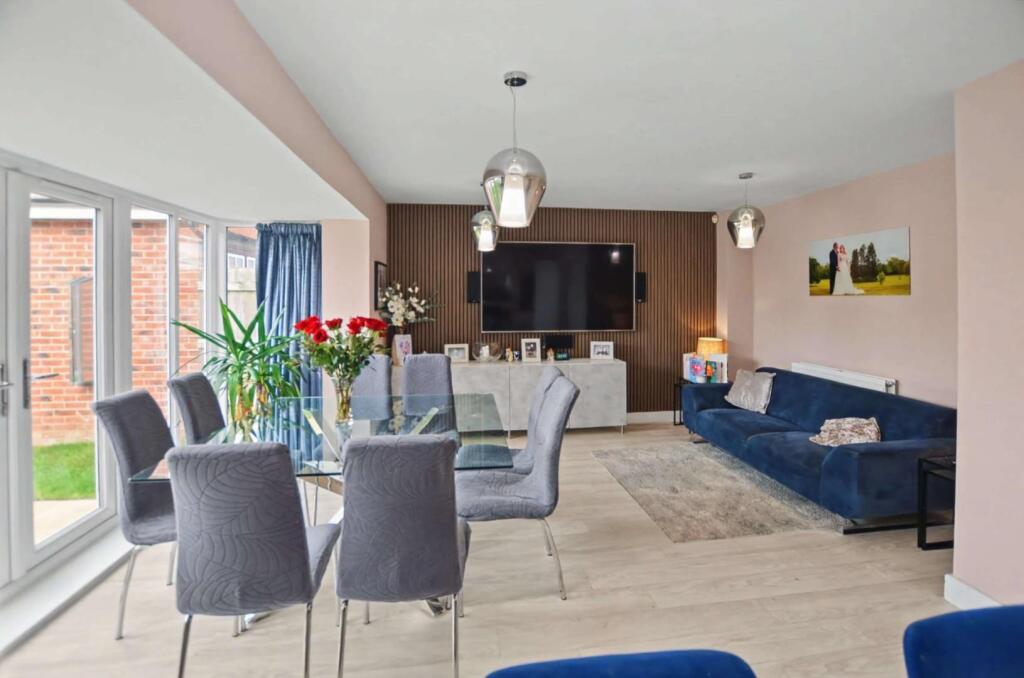 Silverthorn Drive, Moulton, Northampton – další