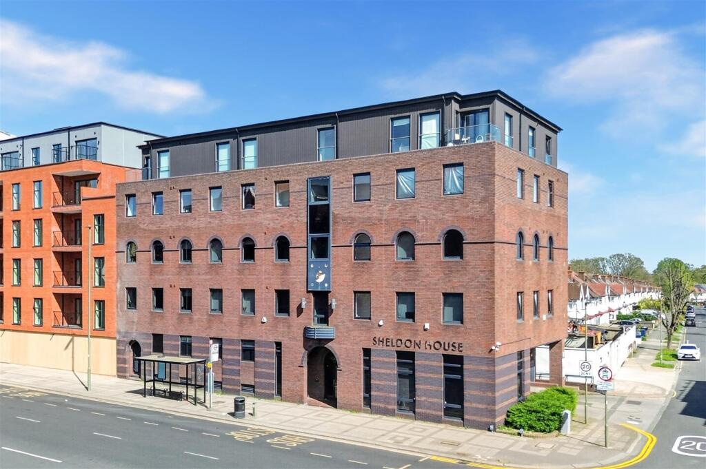 Main image of property: High Road, North Finchley, N12