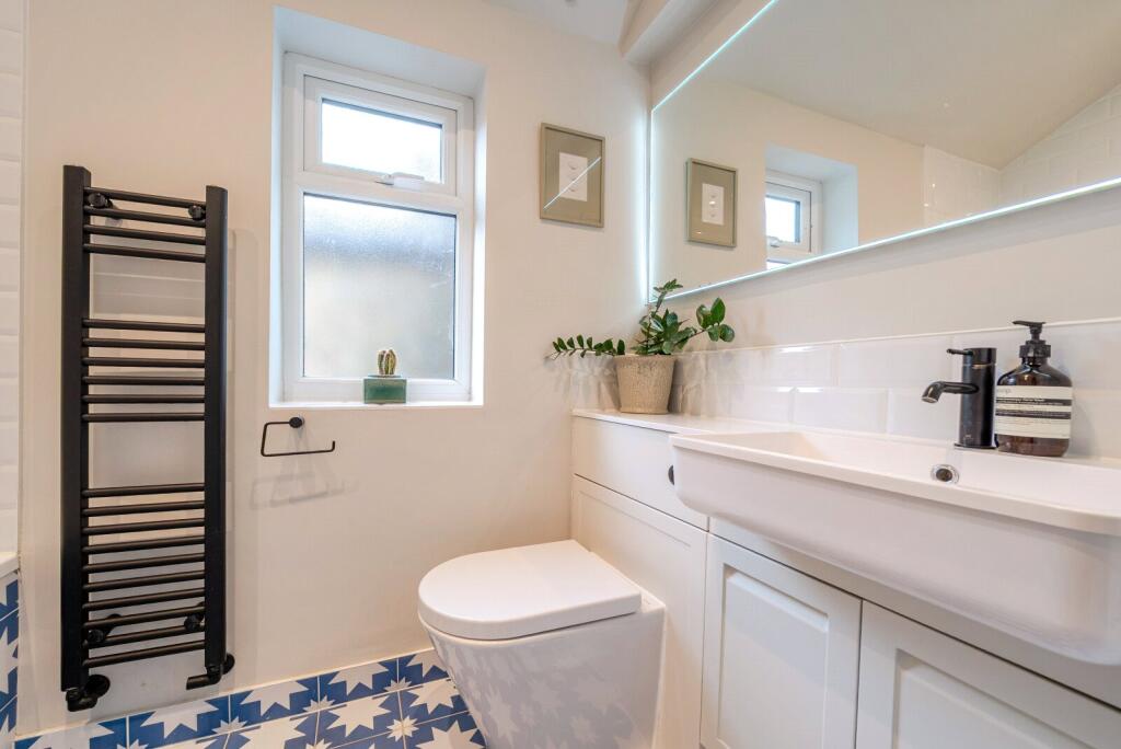 House in London, Royal Borough of Kingston upon Thames - More