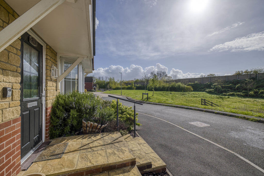 Immaculately presented 4 double bedroom home photo 4