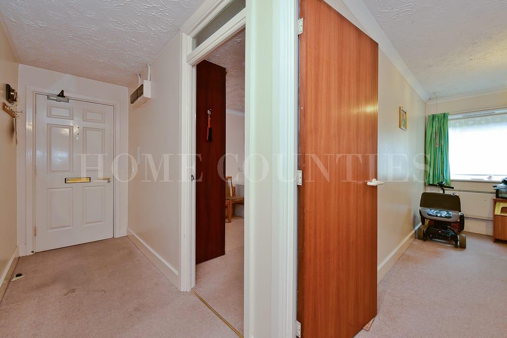 Apartment in Hertsmere, Hertfordshire - View 2