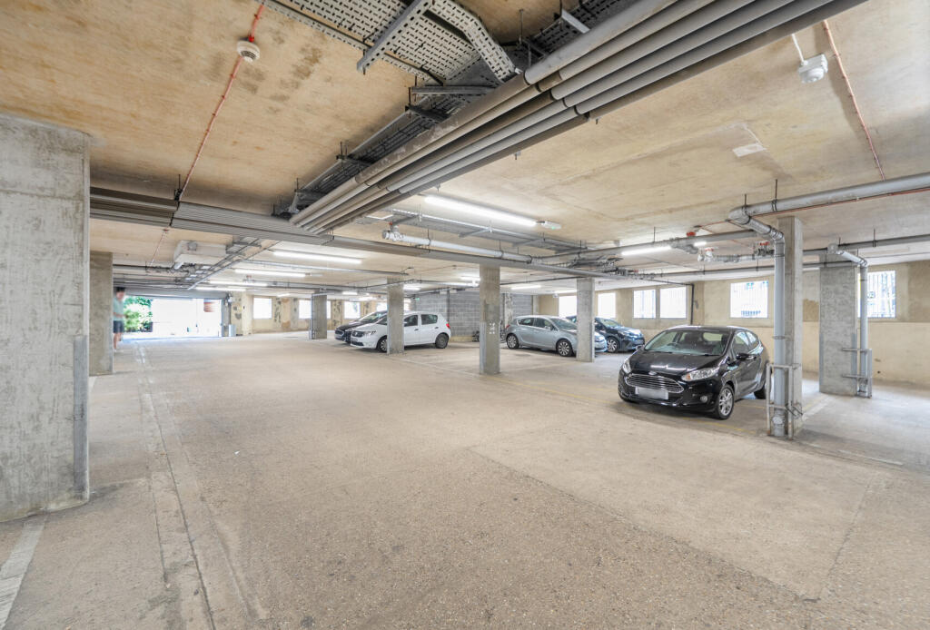 Apartment in Tunbridge Wells, Kent - View 5