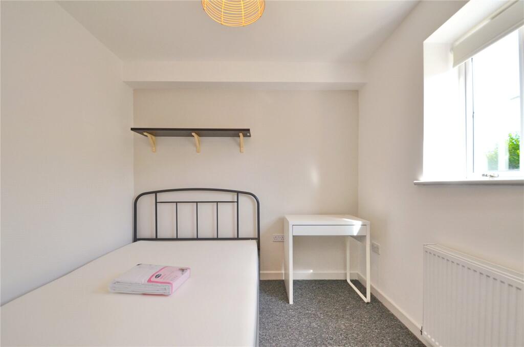 6 bedroom semi-detached house for rent
