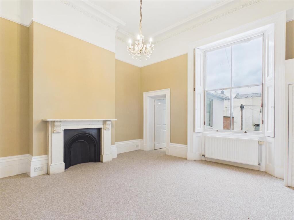 Apartment in Gloucester - View 4