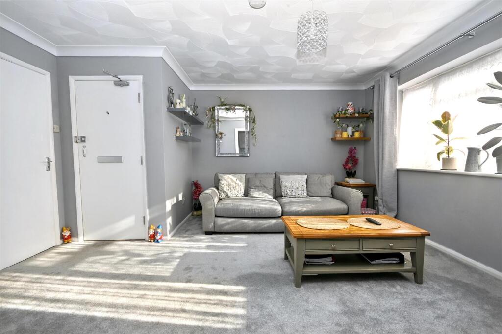 Windsor Way, Polegate photo 5