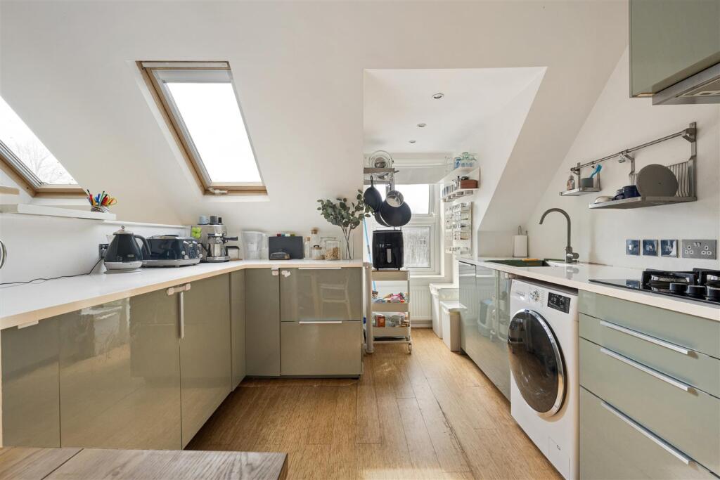 Apartment in London, Leytonstone - View 4