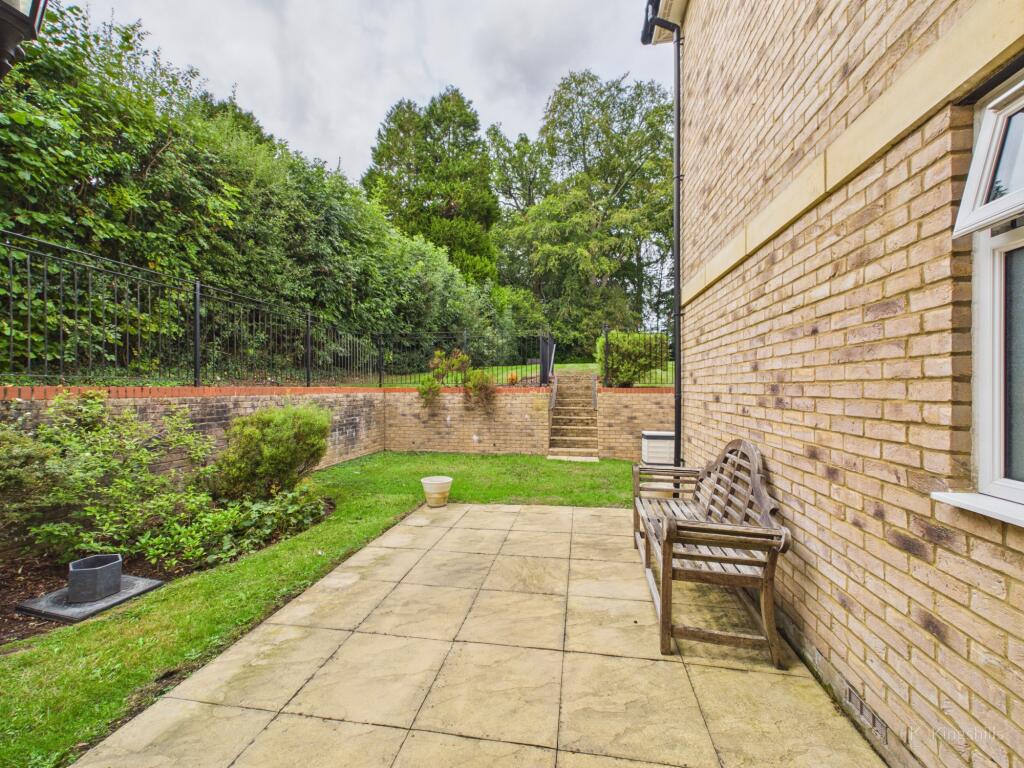 Apartment in Hemel Hempstead - View 3