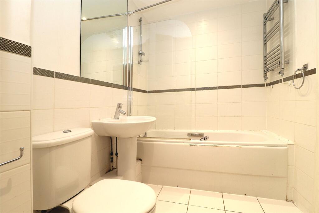 Apartment in Woking, Surrey - View 5