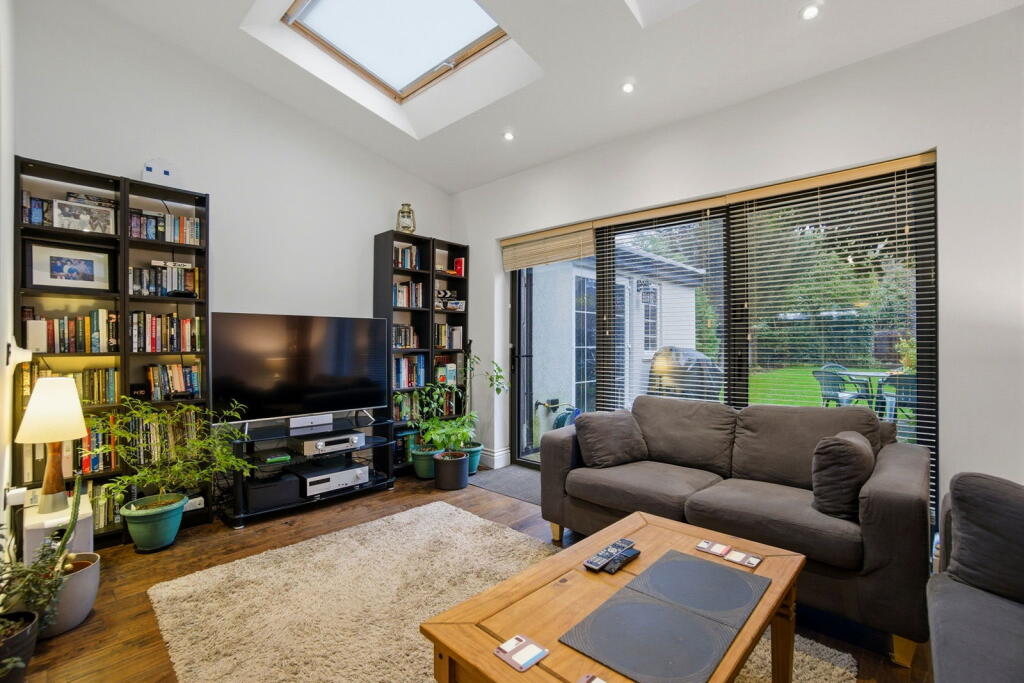 Broadwater Road, Tooting SW17 photo 2