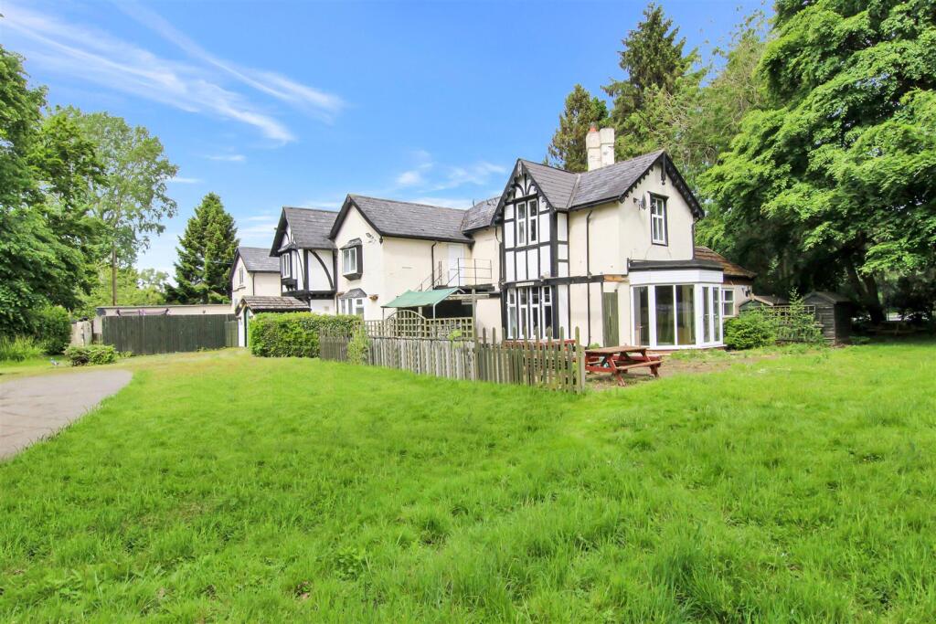 6-bed detached on Moortown Road, Nettleton, Market Rasen, £425,000