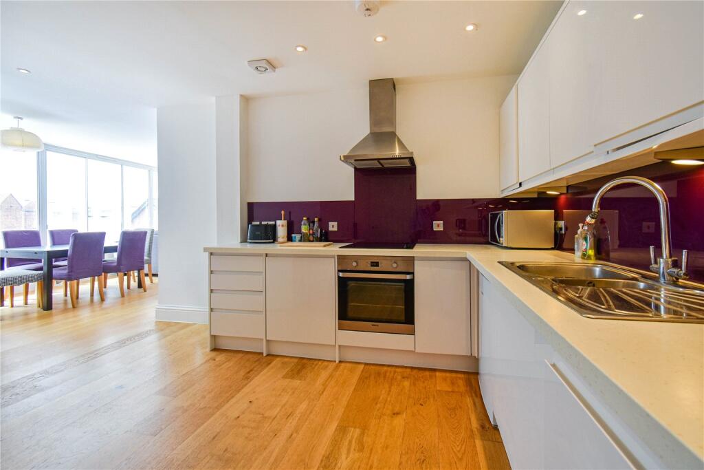 2-bed flat on Bear Lane, Newbury, Berkshire, RG14, £200,000