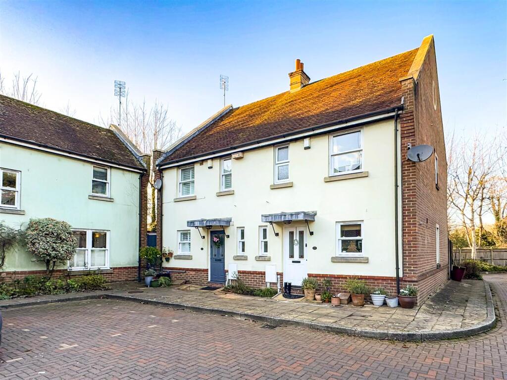 3-bed semi-detached on Wheelwrights Close, Arundel, £375,000