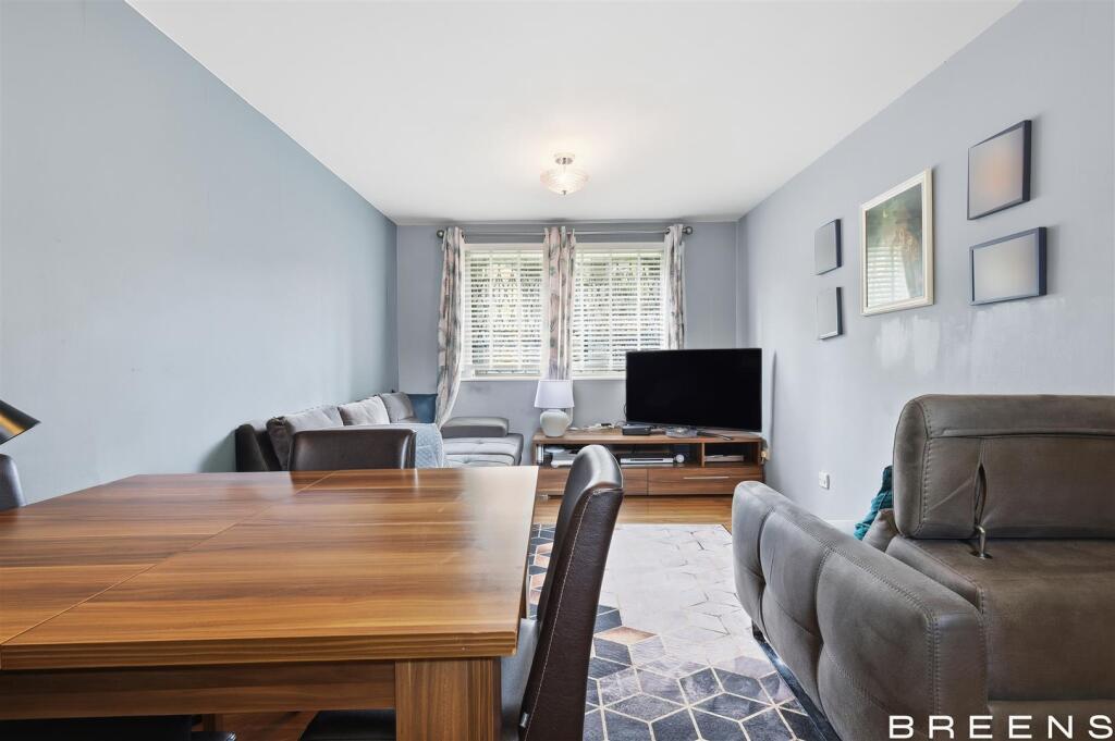 2-bed flat on Sawyer Close, London, £260,000