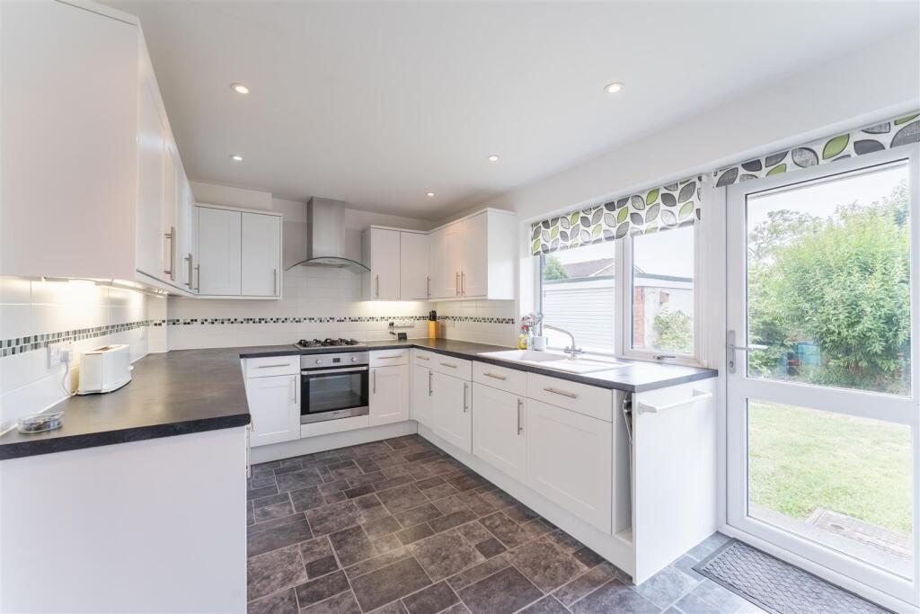 Three bedroom detached home in a prime location in the village of Yatton photo 3