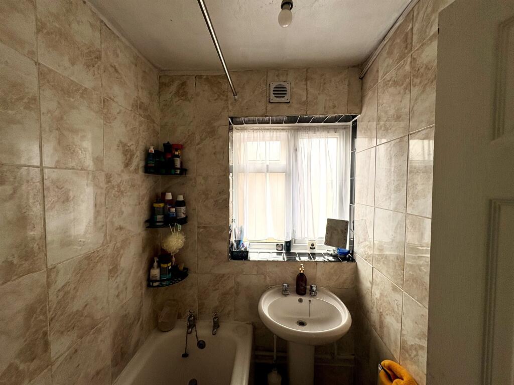 Apartment in Ilford - More