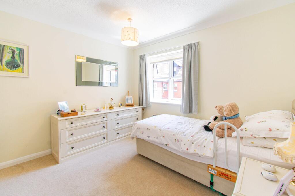 Apartment in Swindon, Marlborough - View 4