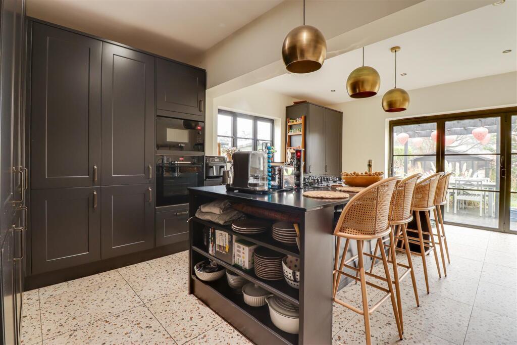 * RENOVATED THROUGHOUT * Tattersall Gardens, Leigh-on-Sea photo 4