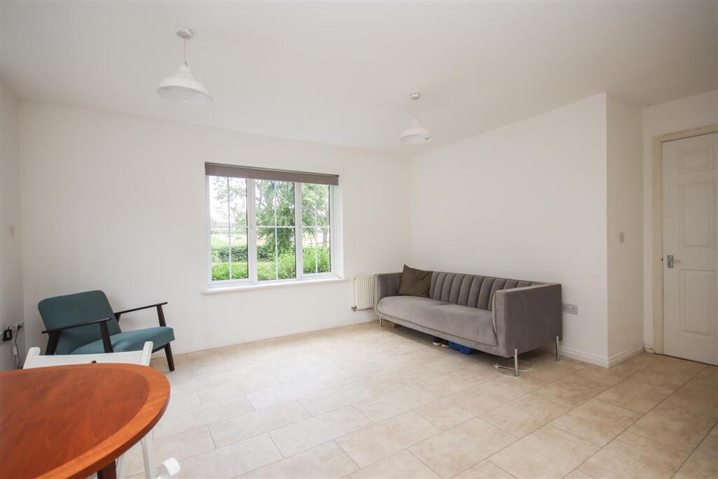 Apartment in Rushden, North Northamptonshire - View 3