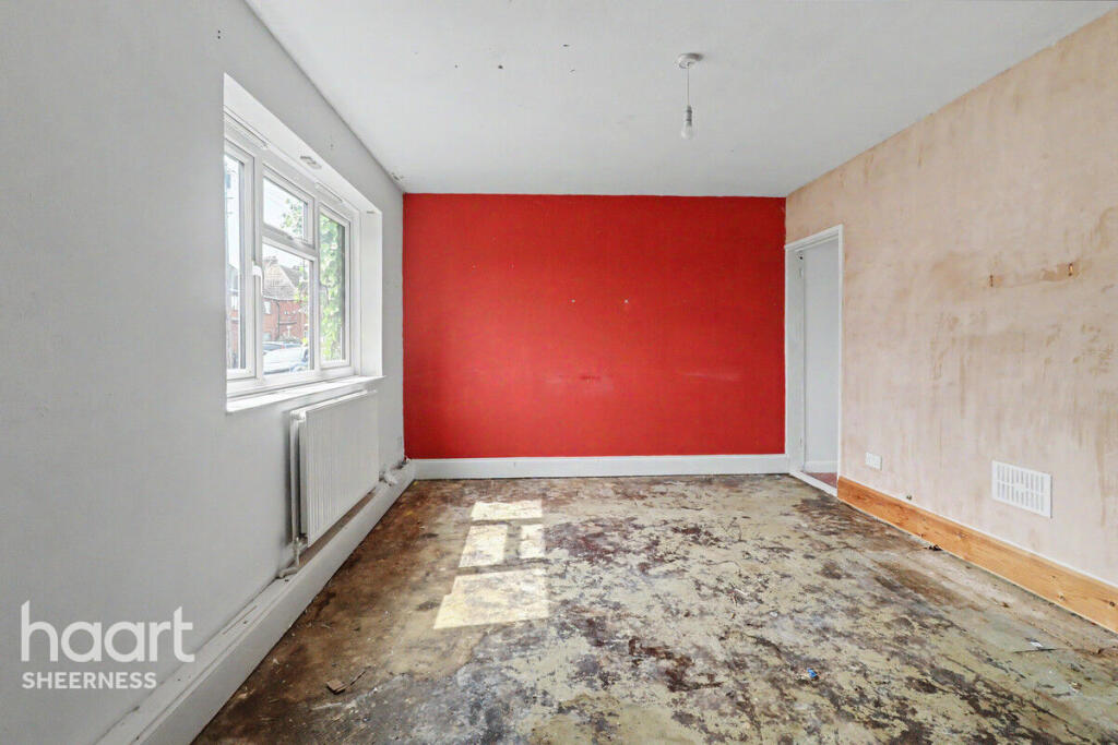 3-bed semi-detached on Park Avenue, Queenborough, £175,000