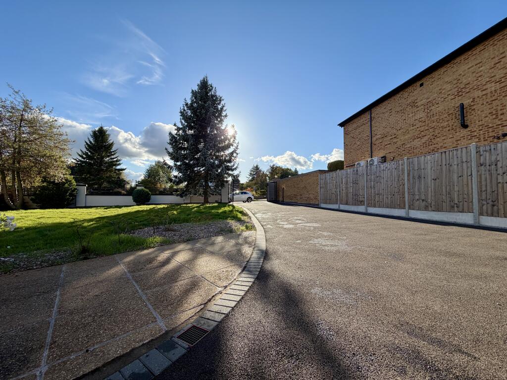 House in Nottingham, Bramcote - View 3