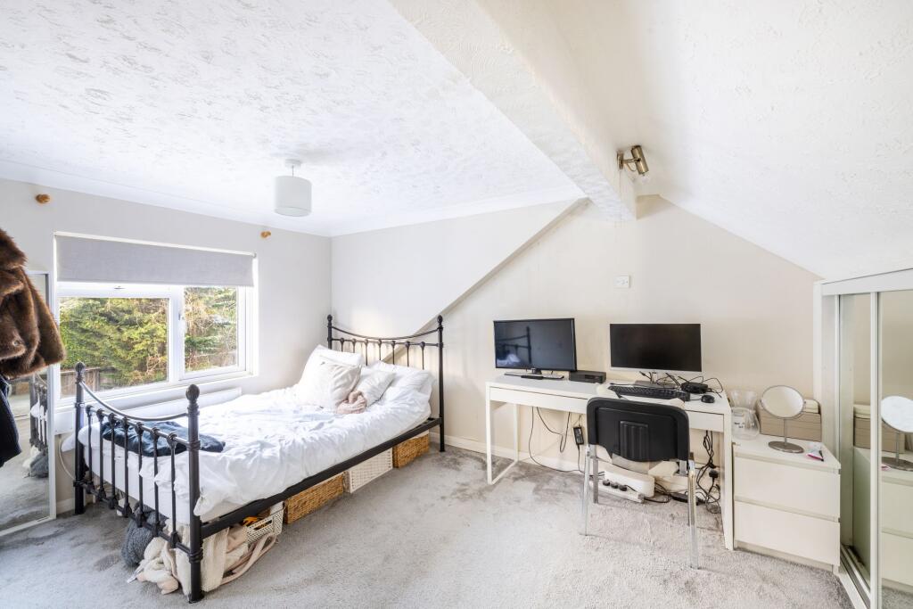 House in Tandridge, Whyteleafe - More