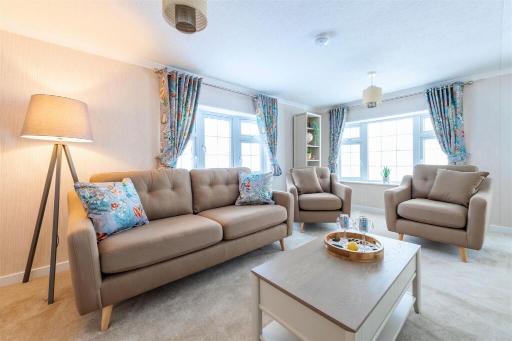 2-bed caravan on Short Heath Road, Moira, £200,000
