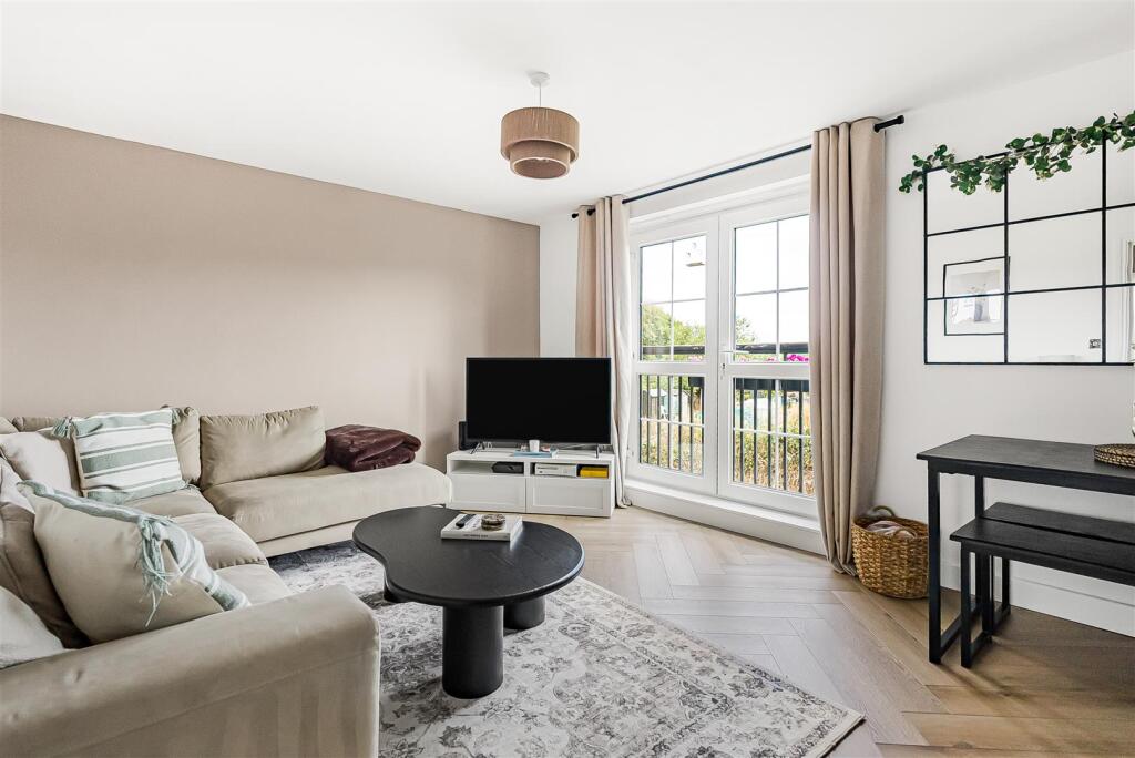 Apartment in East Hertfordshire, Hertford - View 5