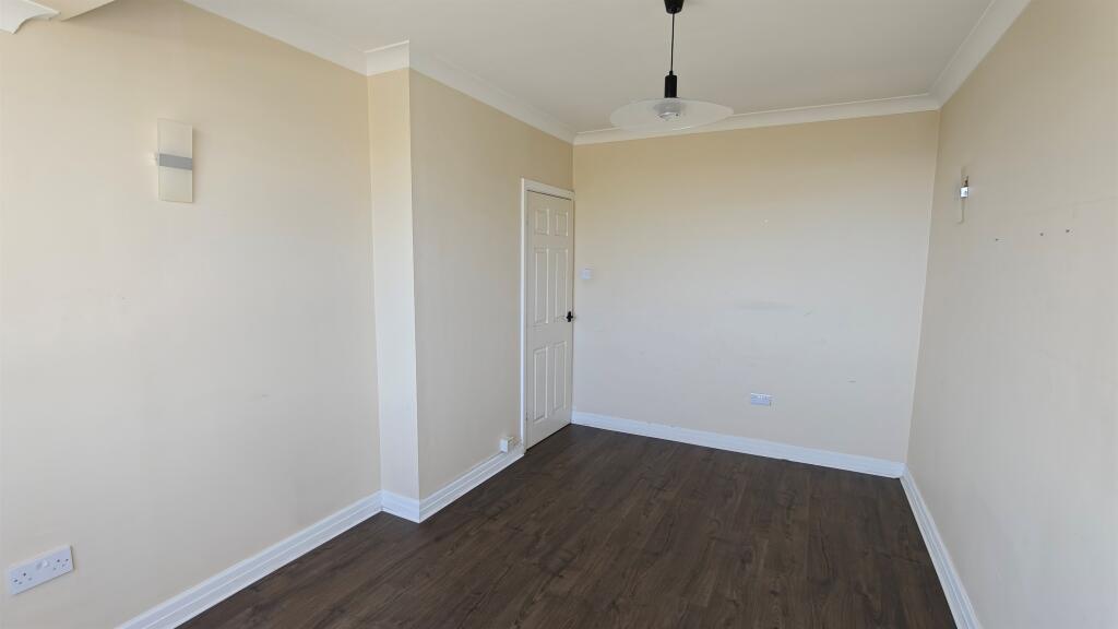 Apartment in Wirral, Liverpool City Region - View 3