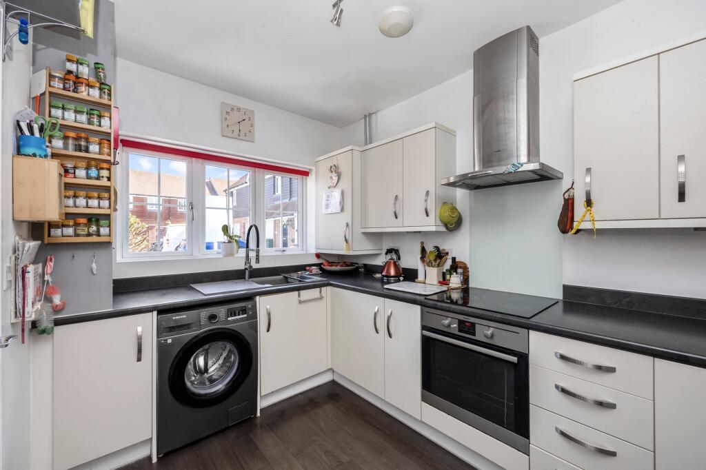 Meadow Drive, Henfield, BN5 photo 2