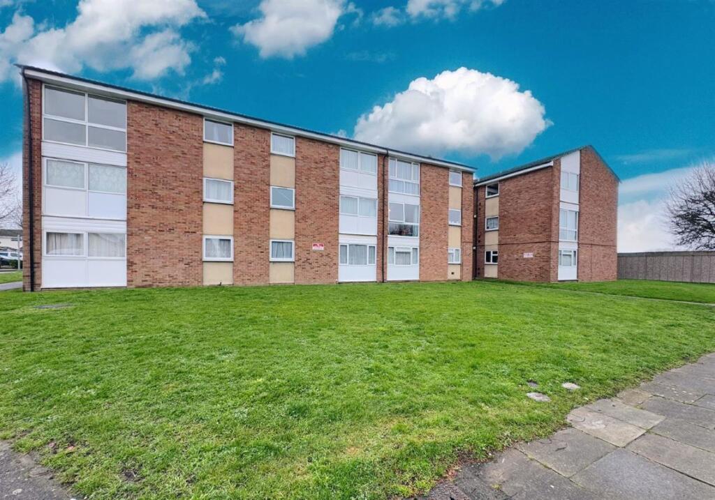2-bed flat on 7 Colne Court, East Tilbury, Tilbury, Essex, RM18 8RE, £90,000