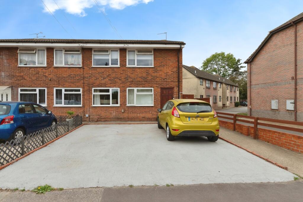 2-bed flat on Dock Road, Tilbury, Essex, RM18, £200,000