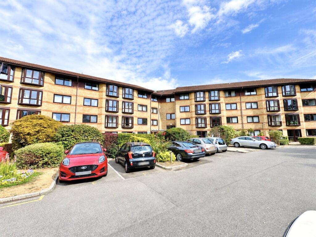 2-bed flat on Lansdowne Gardens, Bournemouth, Dorset, BH1, £85,000