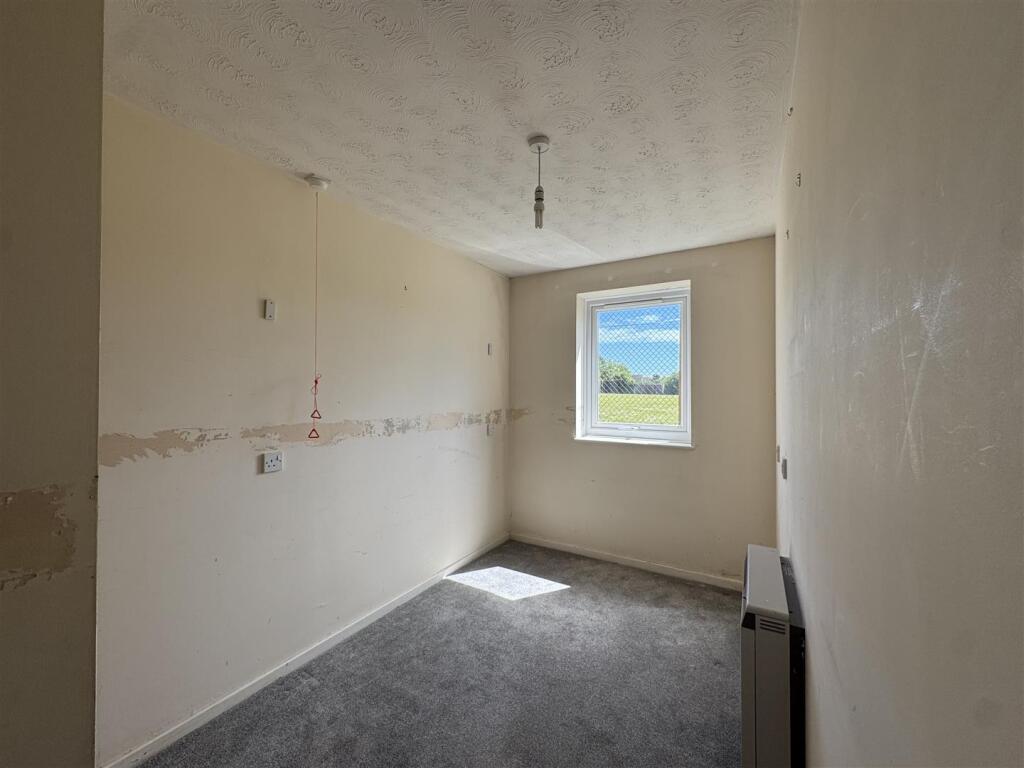 Apartment in Worthing, West Sussex - More