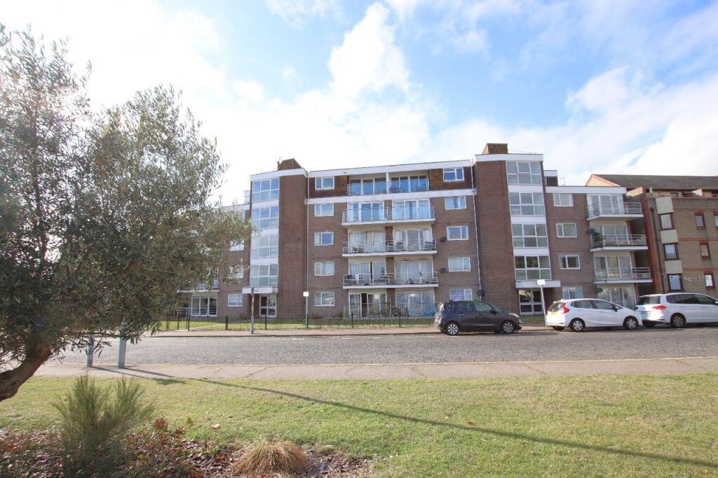 2-bed flat on Mansfield Towers, Marine Parade East, CO15, £200,000