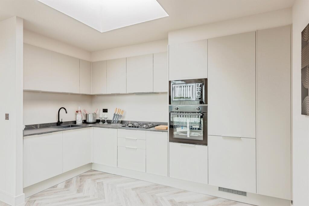 Apartment in Mid Sussex, East Grinstead - View 2