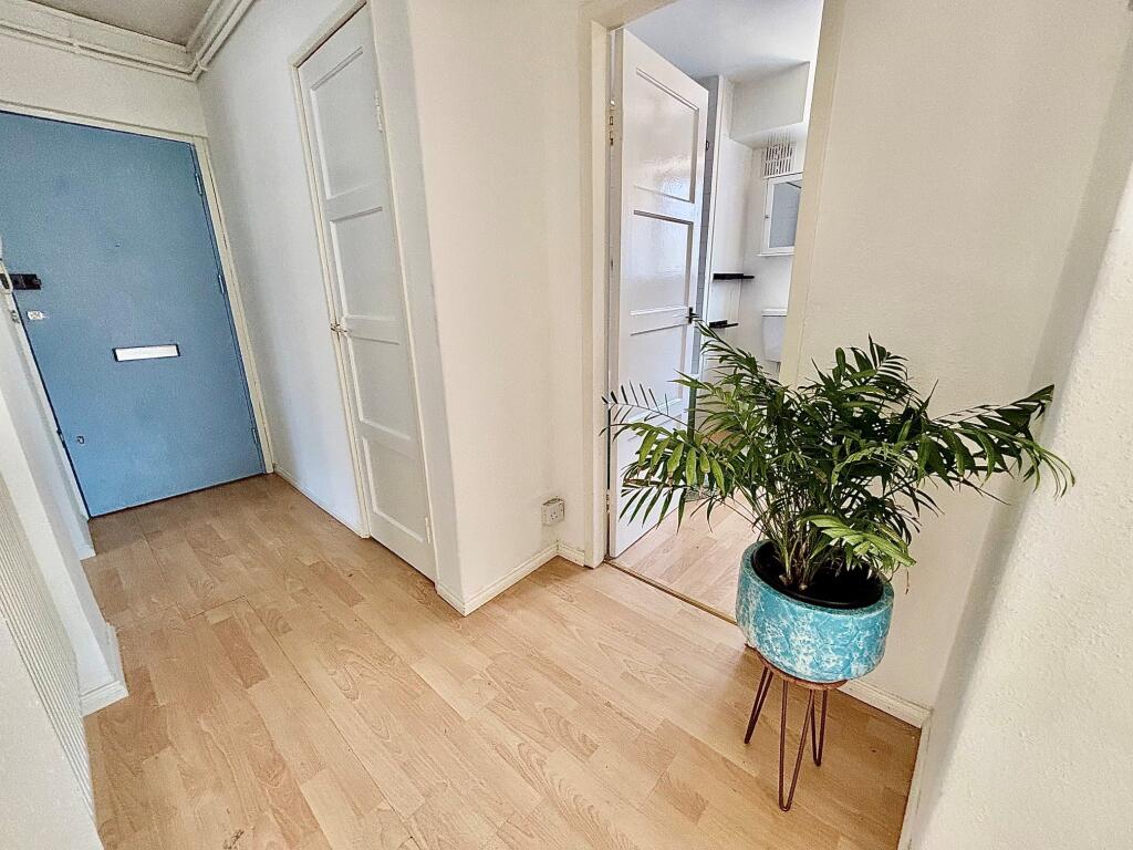 Rivenhall Gardens, South Woodford, E18 - View 6