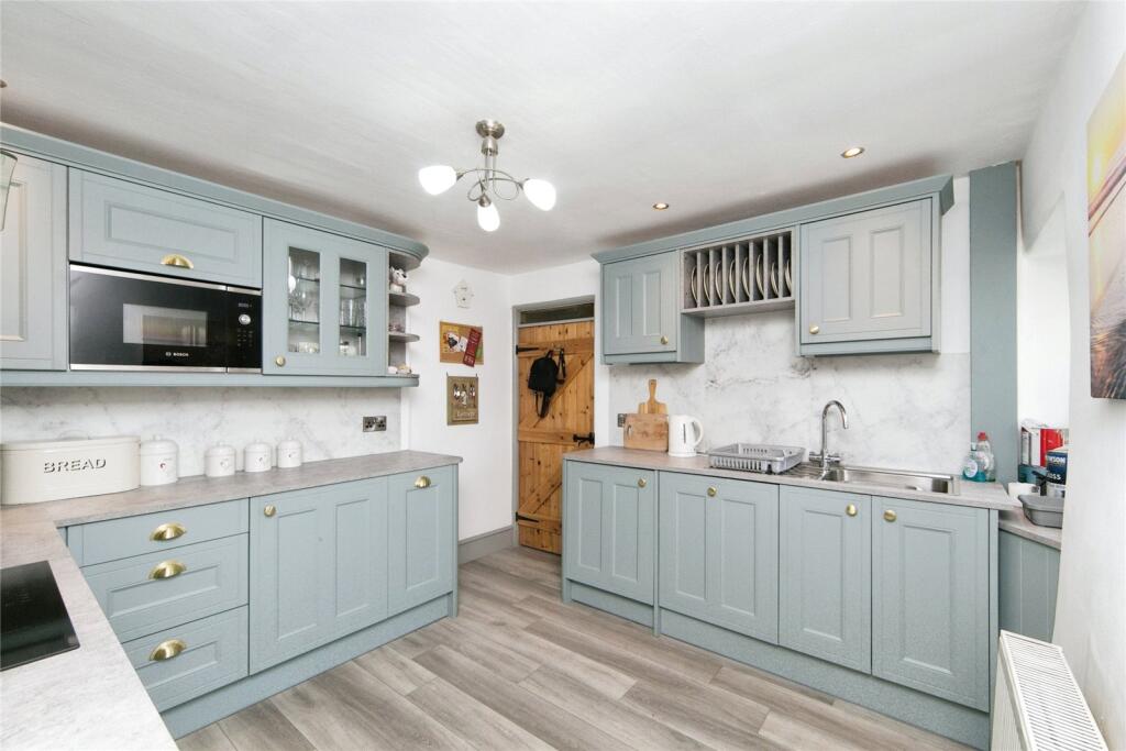 High Street, Criccieth, Gwynedd, LL52 photo 4