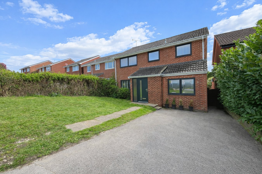 Main image of property: Oak Close, Lyndhurst, SO43