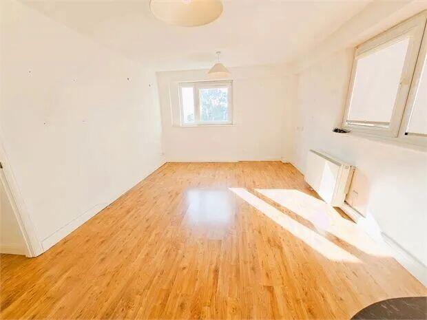 Apartment in Southend-on-Sea - View 5
