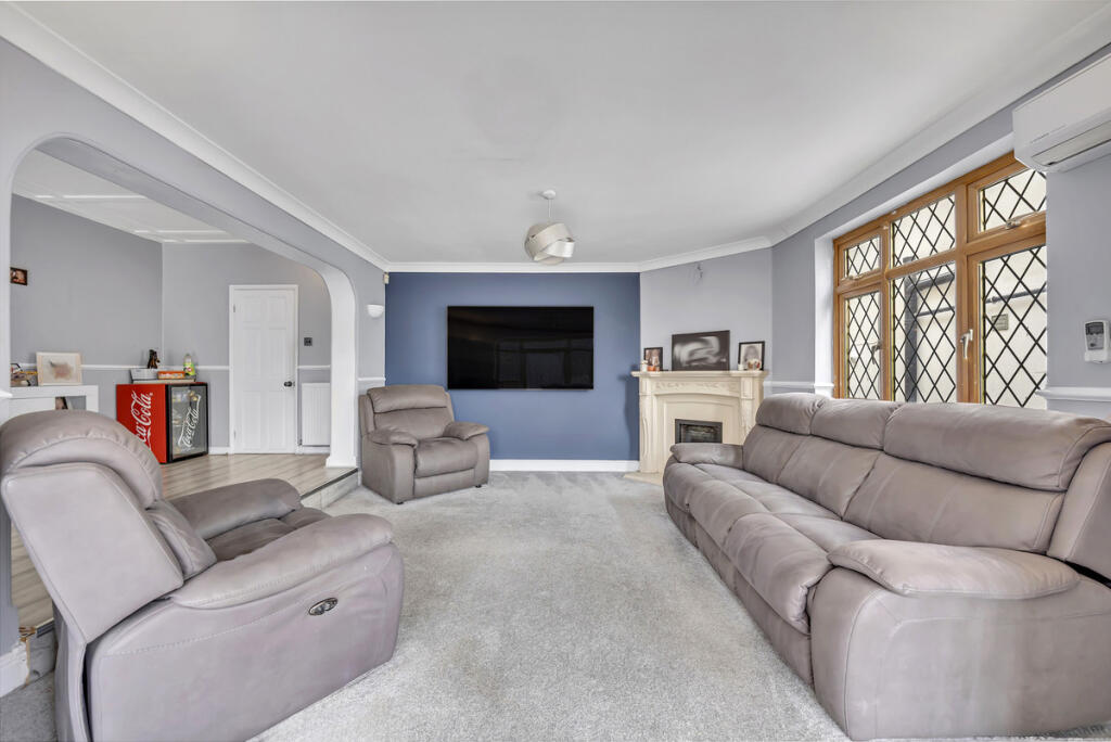 House in Romford - More