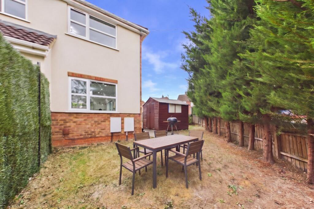 House in Maidenhead, Furze Platt - View 4