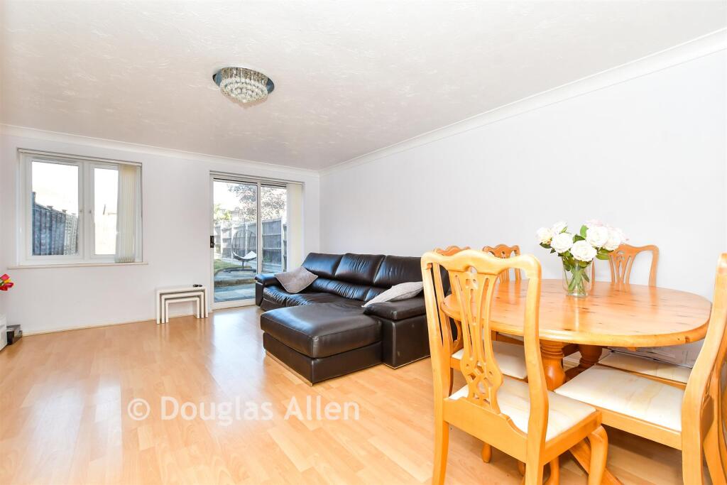 House in Basildon, Wickford - View 4