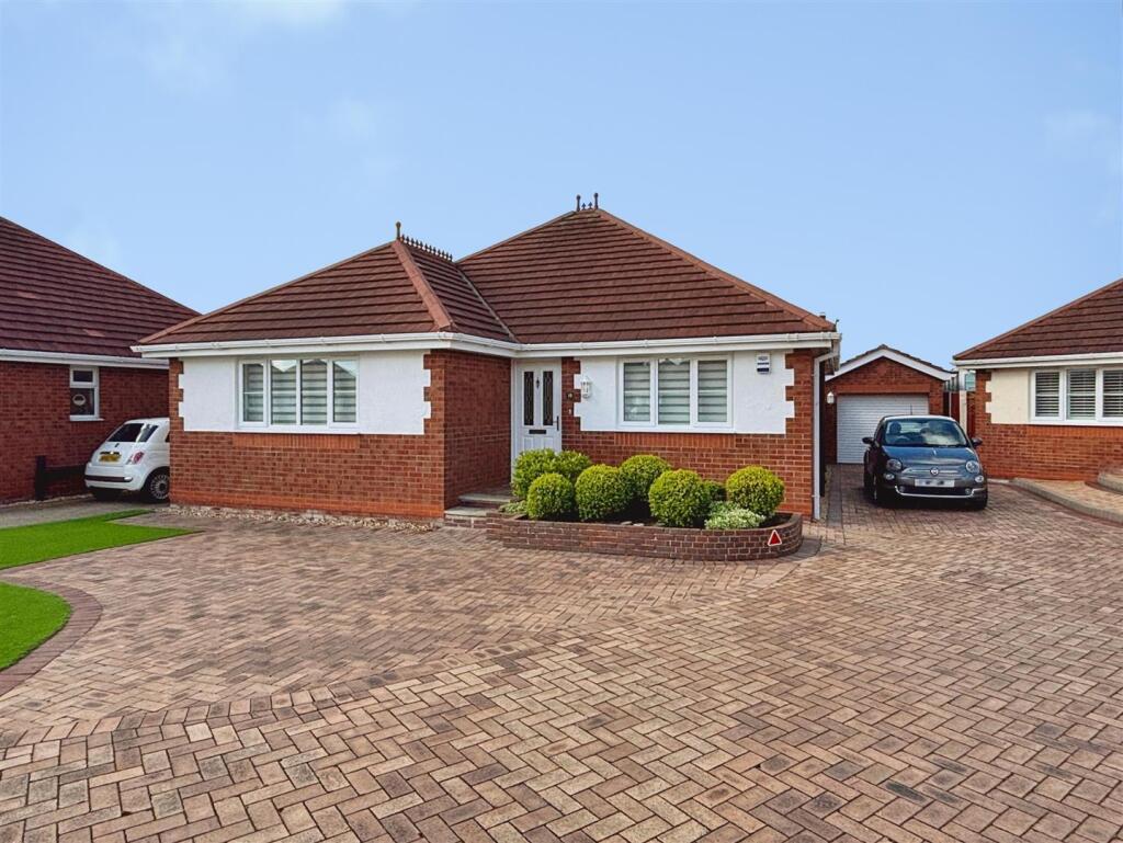 2-bed detached on Summer Court, Towyn, LL22, £300,000