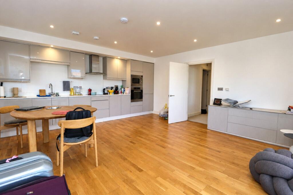Sandringham Court, Guildford Road, Woking, Surrey, GU22 photo 3