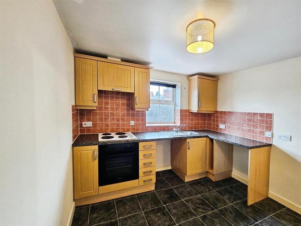 Fairfax Close, Biddulph, Stoke-On-Trent photo 3