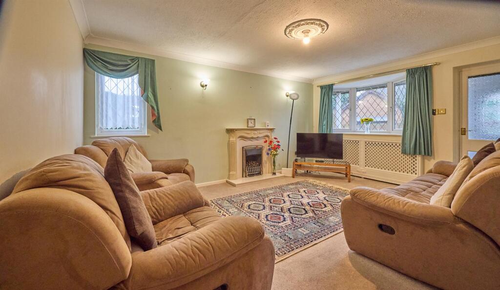 Lawton Close, Hinckley photo 3