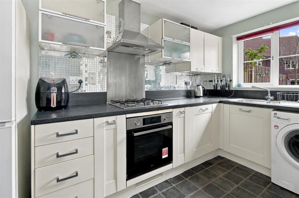 Coxwell Close, Seaford photo 4