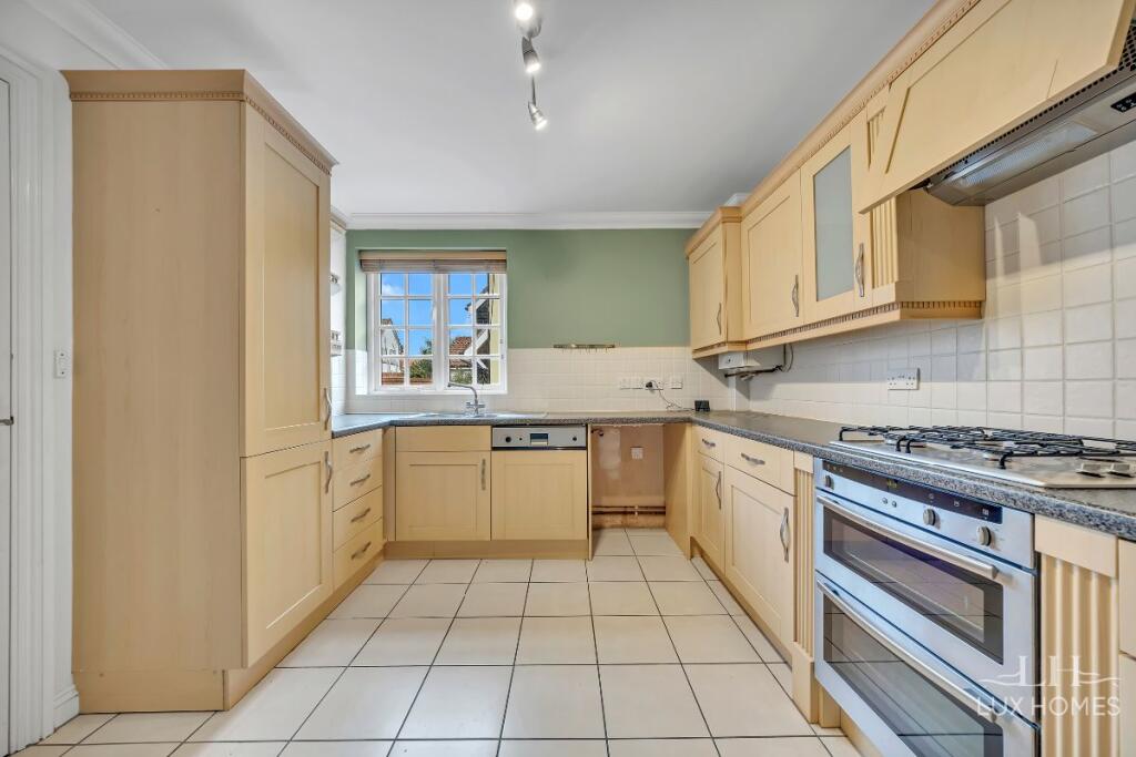 House in Brentwood, Ingatestone and Fryerning - More
